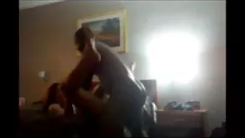 Cô gái tóc vàng đánh ...