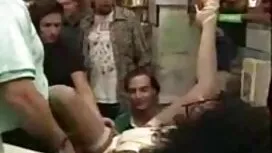 Katie ăn gà và kiếm  ...
